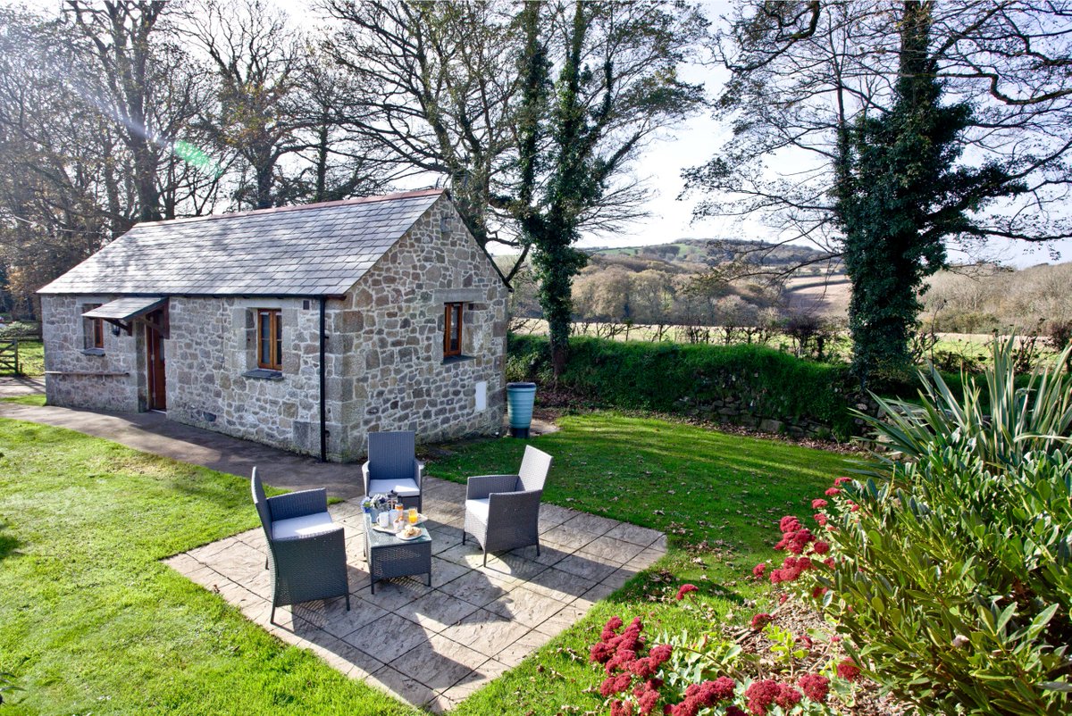 bluechiphols's tweet photo. Check out 5 properties with a warm welcome this #ValentinesDay https://t.co/6Dz7qs7KKY #sobluechip https://t.co/jjNp9GXMW5