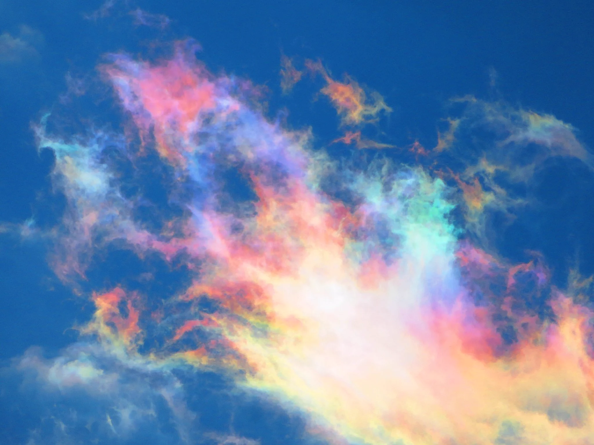 綺麗すぎるwwCGのように見える雲の色は虹色ww