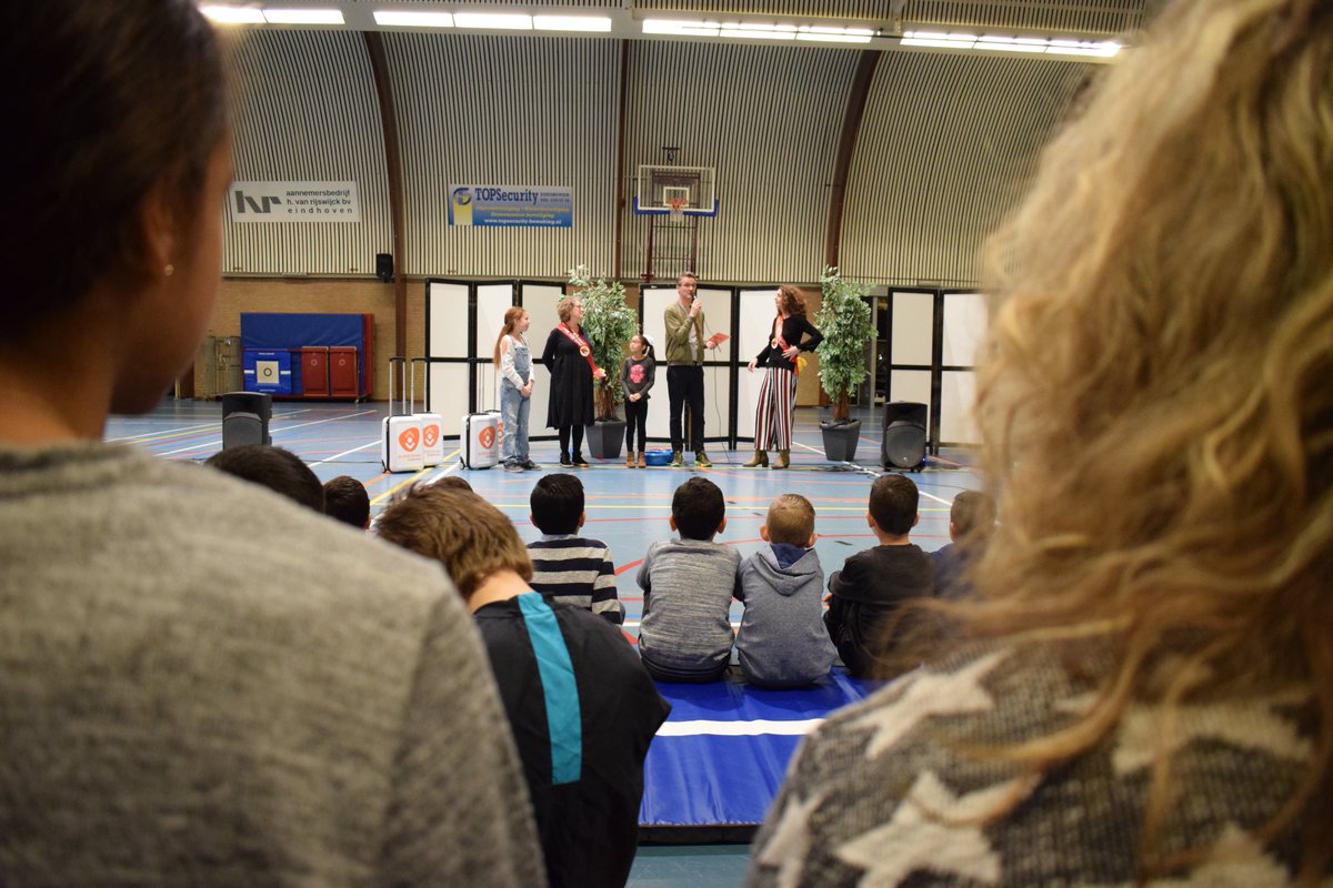 GeeskeKan's tweet photo. Vanmorgen hebben we samen met basisschool Louis Buelens en basisschool De Tweelingen het startsein gegeven.. Wat een feest!! @bieb040 @Cubiss #DeSchoolschrijver #taalsterk #taalachterstand #creatievetaalmethode https://t.co/hHKL280W0S