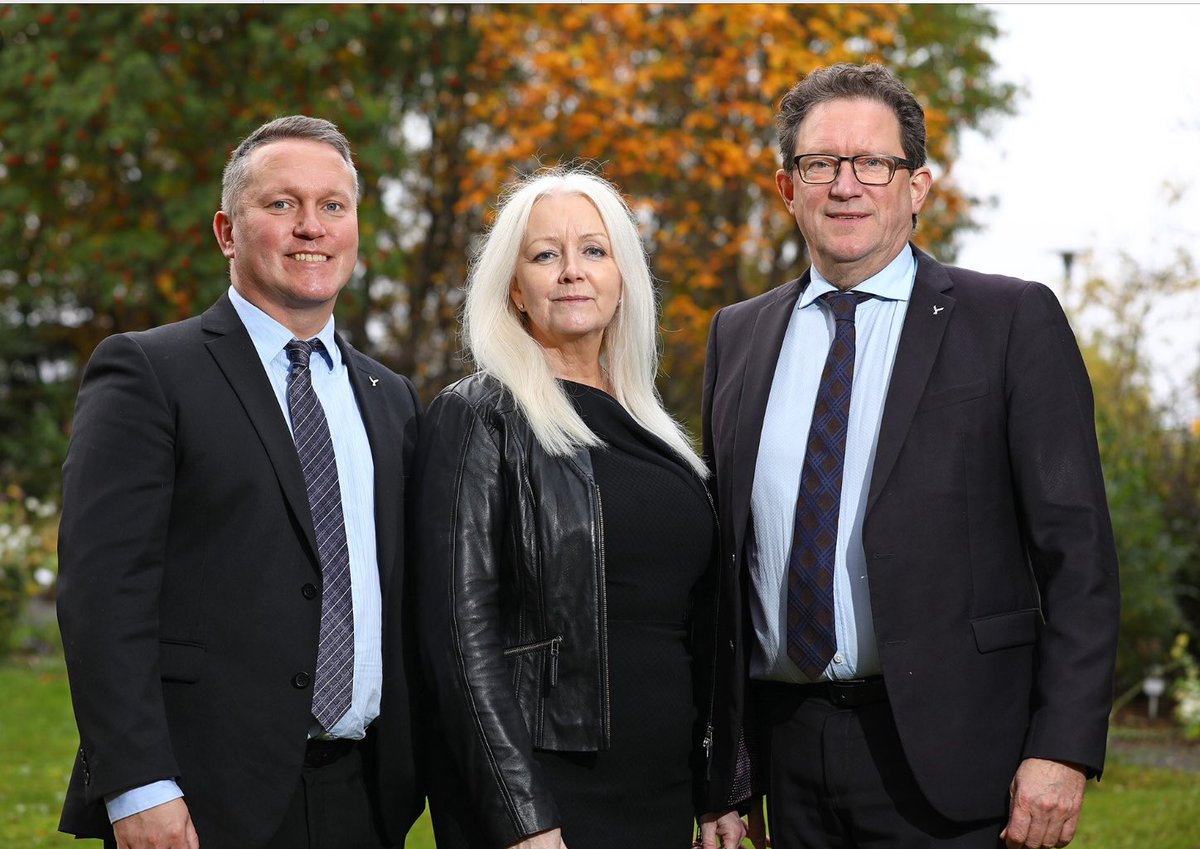 Ógeðslega vandræðalegt að @unaballuna og <a href="/katrinjak/">Katrín Jakobsdóttir</a> hafi mætt í eins peysu í vinnuna. Skilst að þetta hafi hreinlega aldrei gerst áður á þeirra vinnustað.