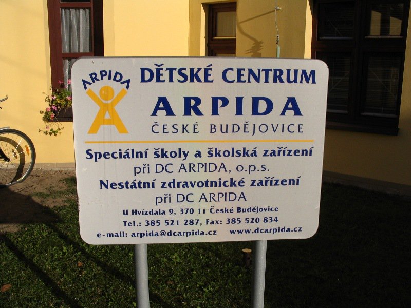 ObranaTweetuje's tweet photo. Ředitel Krajského vojenského velitelství v Českých Budějovicích plk. Alois Urban předal finanční dar a symbolický šek ve výši 30 tisíc Kč zdejšímu centru pro rehabilitaci osob se zdravotním postižením Arpida #armadadetem #armadacr #charita #arpida
https://t.co/H0JRqTc8uk https://t.co/CF1NclrpPE