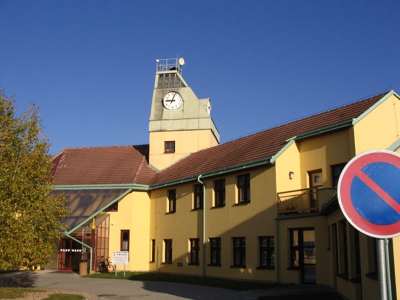 ObranaTweetuje's tweet photo. Ředitel Krajského vojenského velitelství v Českých Budějovicích plk. Alois Urban předal finanční dar a symbolický šek ve výši 30 tisíc Kč zdejšímu centru pro rehabilitaci osob se zdravotním postižením Arpida #armadadetem #armadacr #charita #arpida
https://t.co/H0JRqTc8uk https://t.co/CF1NclrpPE