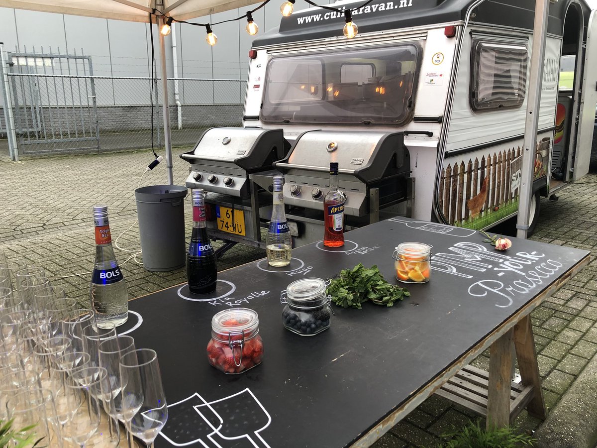 RestaurantFox's tweet photo. Bouwen aan een mooi #feest #Fox #catering @CuliCaravan https://t.co/cZEKgF89bI