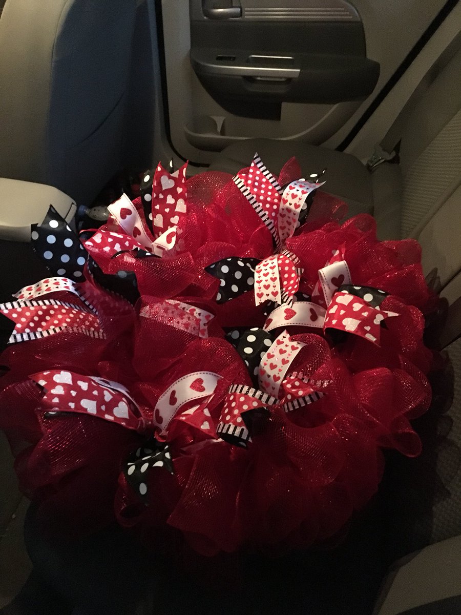 lisacobble's tweet image. Terrell Elem craft night last night. Had fun making wreaths 😊#funtimes #hadhelp #notcrafty