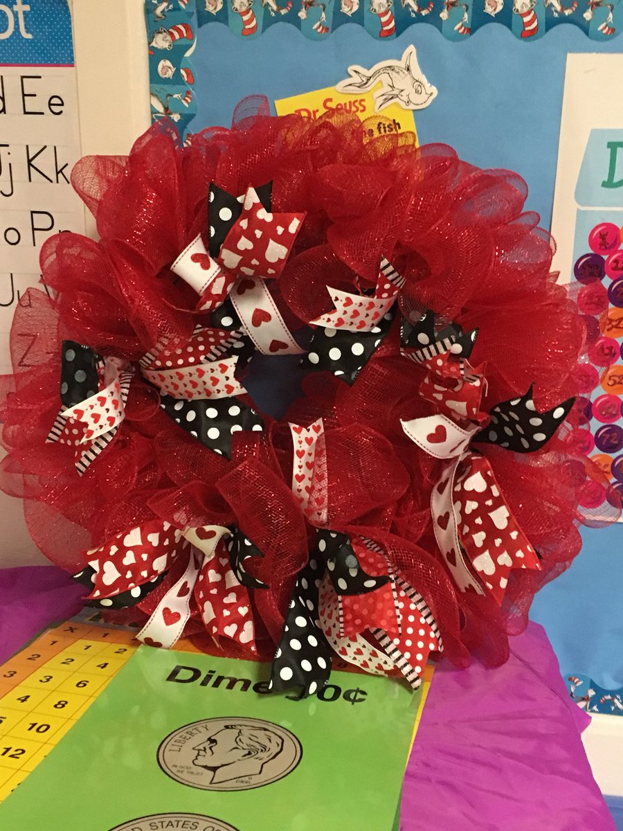lisacobble's tweet image. Terrell Elem craft night last night. Had fun making wreaths 😊#funtimes #hadhelp #notcrafty
