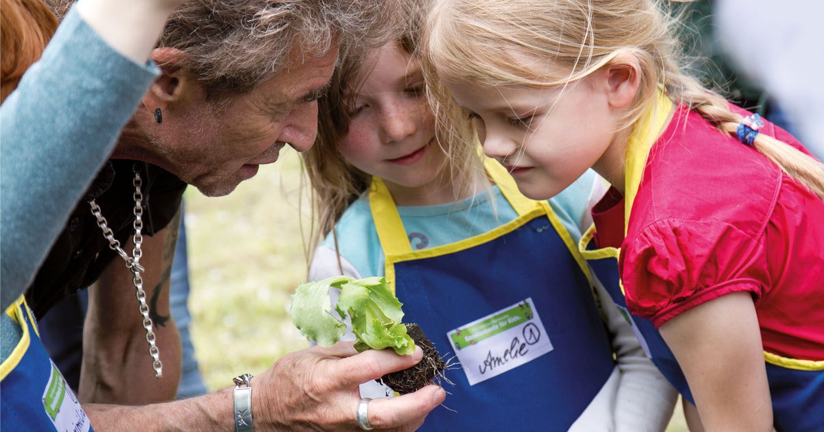 Brillux's tweet photo. Geht es Kindern schlecht, sollte das uns alle angehen. @peter_maffay stellt sich seit Jahrzehnten gern seiner sozialen Verantwortung. Sein neuestes Projekt: Gut Dietlhofen. Dieses und weitere Themen zum Schlagwort "Vertrauen" gibt es in der #marktimpulse: https://t.co/uTPdpl7ArY. https://t.co/pUhAaxzTSN