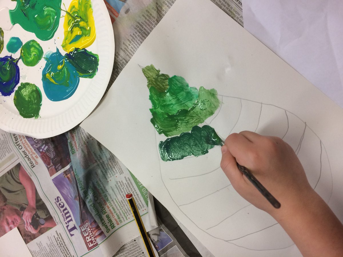 SouthvillePri's tweet photo. Yr 1 have been colour mixing shades of green today. 
They’ve painted leaves ready for our Jack and the Beanstalk display. 😊🍃 https://t.co/EsYqyQGqxM