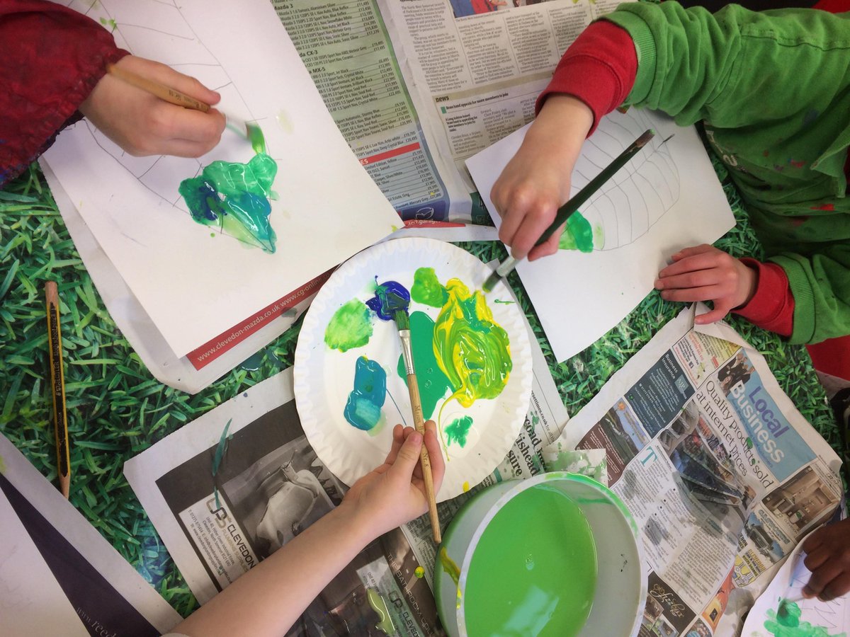 SouthvillePri's tweet photo. Yr 1 have been colour mixing shades of green today. 
They’ve painted leaves ready for our Jack and the Beanstalk display. 😊🍃 https://t.co/EsYqyQGqxM