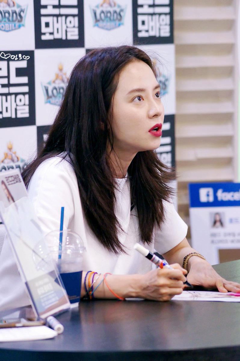 _mintssong's tweet photo. 170430 #로드모바일 팬미팅 
#송지효 #SongJiHyo 

팬들 볼때 꿀🍯 떨어진다구여ㅠㅠㅠㅠㅠ

DO NOT EDIT🙏 https://t.co/r8kVFwcEjN