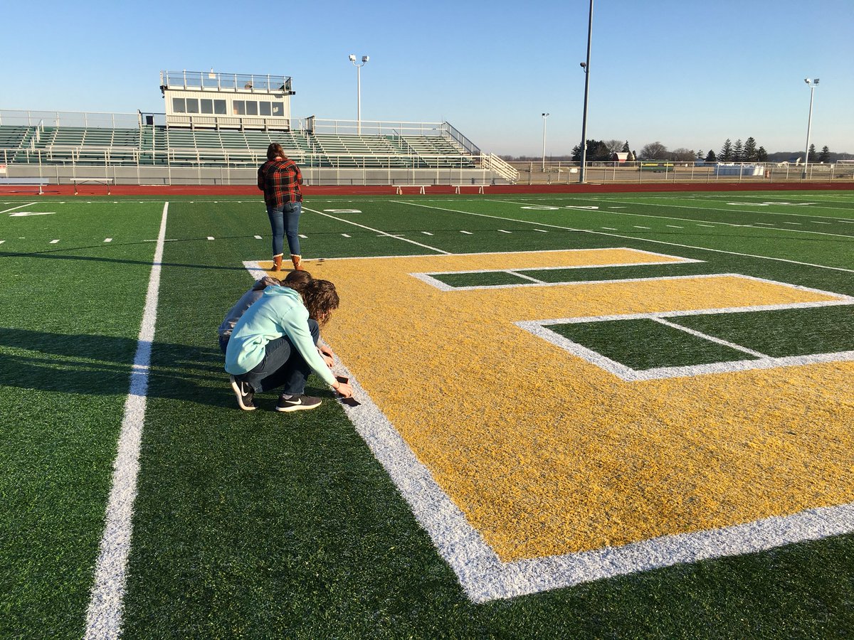 EHSvikingART's tweet photo. Yes, Photography is outside! #itisstillcold https://t.co/6LGbmK7Ydr
