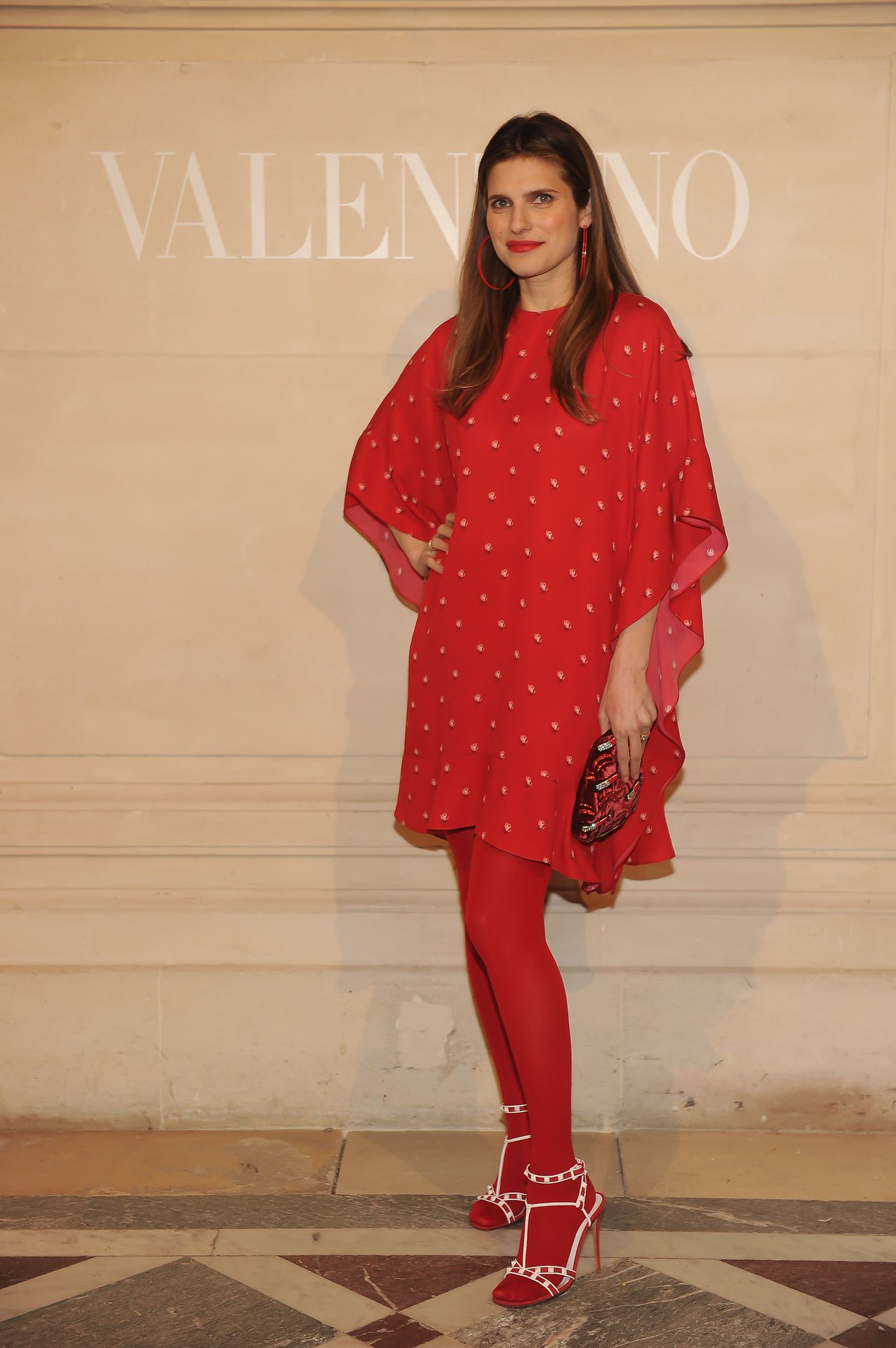 ট ইট র Maisonvalentino Jp 女優 レイクベル Lakebell が ヴァレンティノss18 コレクションのアイコニックなレッドドレスを着用し クリエイティブ ディレクター ピエールパオロピッチョーリ による ヴァレンティノオートクチュール Ss18 ショーに出席