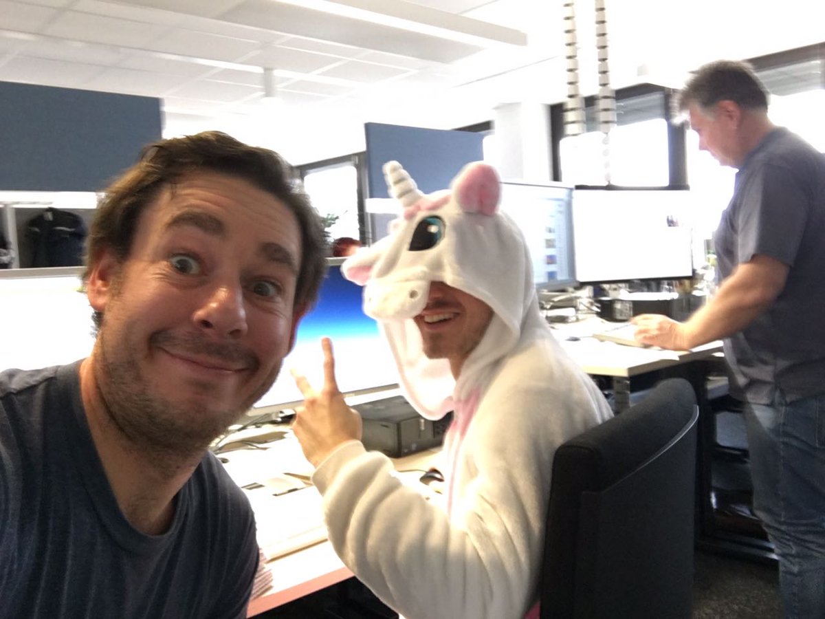 Big_Mitch1088's tweet photo. Genau so hab ich mir mein Volontariat bei der Zeitung immer vorgestellt ;)  #Laufsoschnelldukannstsonst bistduEinhorn #Newsroom #Video https://t.co/K8YjdT5Iep