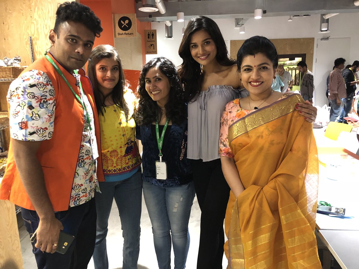 Annie_AKM's tweet photo. @facebook & @BigBazaar pioneered a #24hrsLive for #sabsesaste5din & its a #HIT. Ws invited by #TeamBigBazaar 2 b a prt of d #Liveacts wth @gauravgera @RannvijaySingha. #Fantastictime dng #Improvs wth d talente actors #LeenaShah #RevathyLimaye -#MissIndiaSushri #RJRoshan. https://t.co/1KN0SAka63