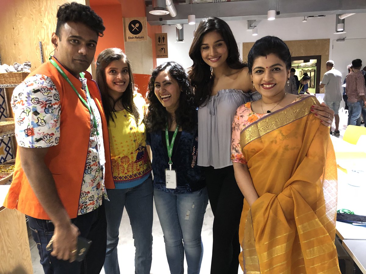 Annie_AKM's tweet photo. @facebook & @BigBazaar pioneered a #24hrsLive for #sabsesaste5din & its a #HIT. Ws invited by #TeamBigBazaar 2 b a prt of d #Liveacts wth @gauravgera @RannvijaySingha. #Fantastictime dng #Improvs wth d talente actors #LeenaShah #RevathyLimaye -#MissIndiaSushri #RJRoshan. https://t.co/1KN0SAka63