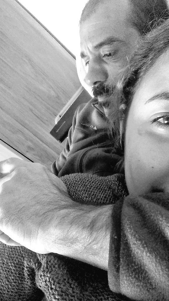Aveneys's tweet photo. Mi padre me vio llorando, se tumbó a mi lado y me pasó un auricular. Me dijo que tenía que alegrarme la vida, que lo que no salía bien hoy saldría mañana. Que el me crío para verme feliz. 
Y aquí estamos escuchando Estopa, Extremoduro... Gracias papá. https://t.co/q6kAusQRDk