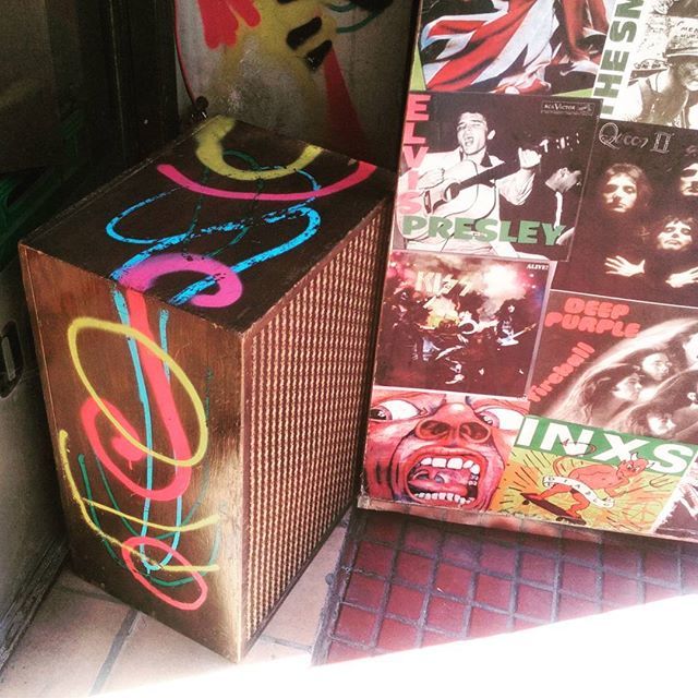 eurekarecords's tweet photo. Arrancamos el #Viernes en #EurekaRecords hoy estamos hasta las 1830 girando #Musica siempre en #Vinilo #DiscoesCultura #SanTelmo #Vinyl #Speaker #KingCrimson #Queen #Kiss https://t.co/6oPZeg2moU https://t.co/qy2ZbCjhPE