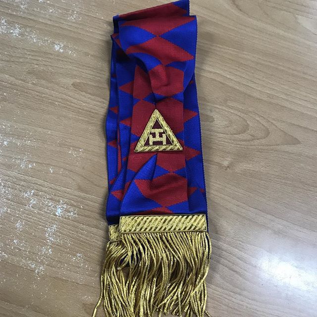 CraigKiddLTD's tweet photo. Royal Arch Mason Companions Sash. Used but in excellent condition https://t.co/IIwV7YoMlz https://t.co/cmfzPrXfZp