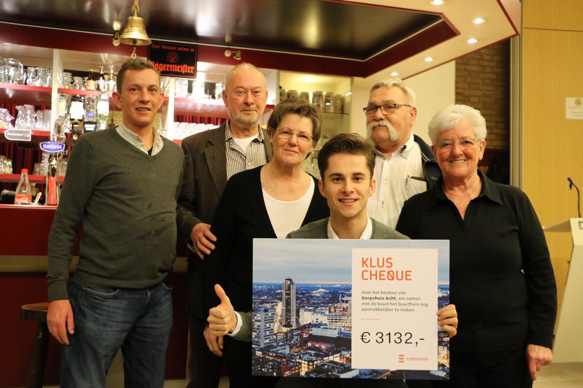 Helemaal terecht dat de vrijwilligers van het Dorpshuis Acht een cheque t.w.v. €3132 hebben ontvangen. Zij zijn dagelijks bezig om de huiskamer van Acht te onderhouden. Daar neem ik mijn petje voor af!