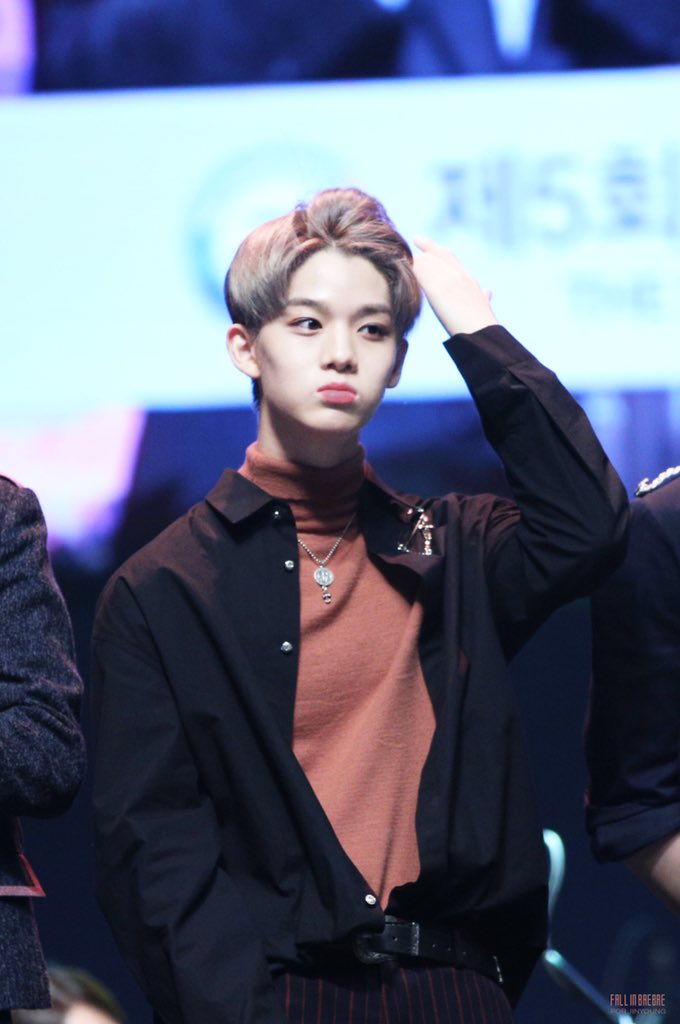 Deephwi_persCPP's tweet photo. 휘: 형, 이번엔 진짜 그냥 못 넘어가. 형 이러는 게 한두 번도 아니구! 
딥: (빤히) 
휘: 그, 그렇게 잘생겨도 소용없어! 
딥: ? https://t.co/q26E1I2H6V