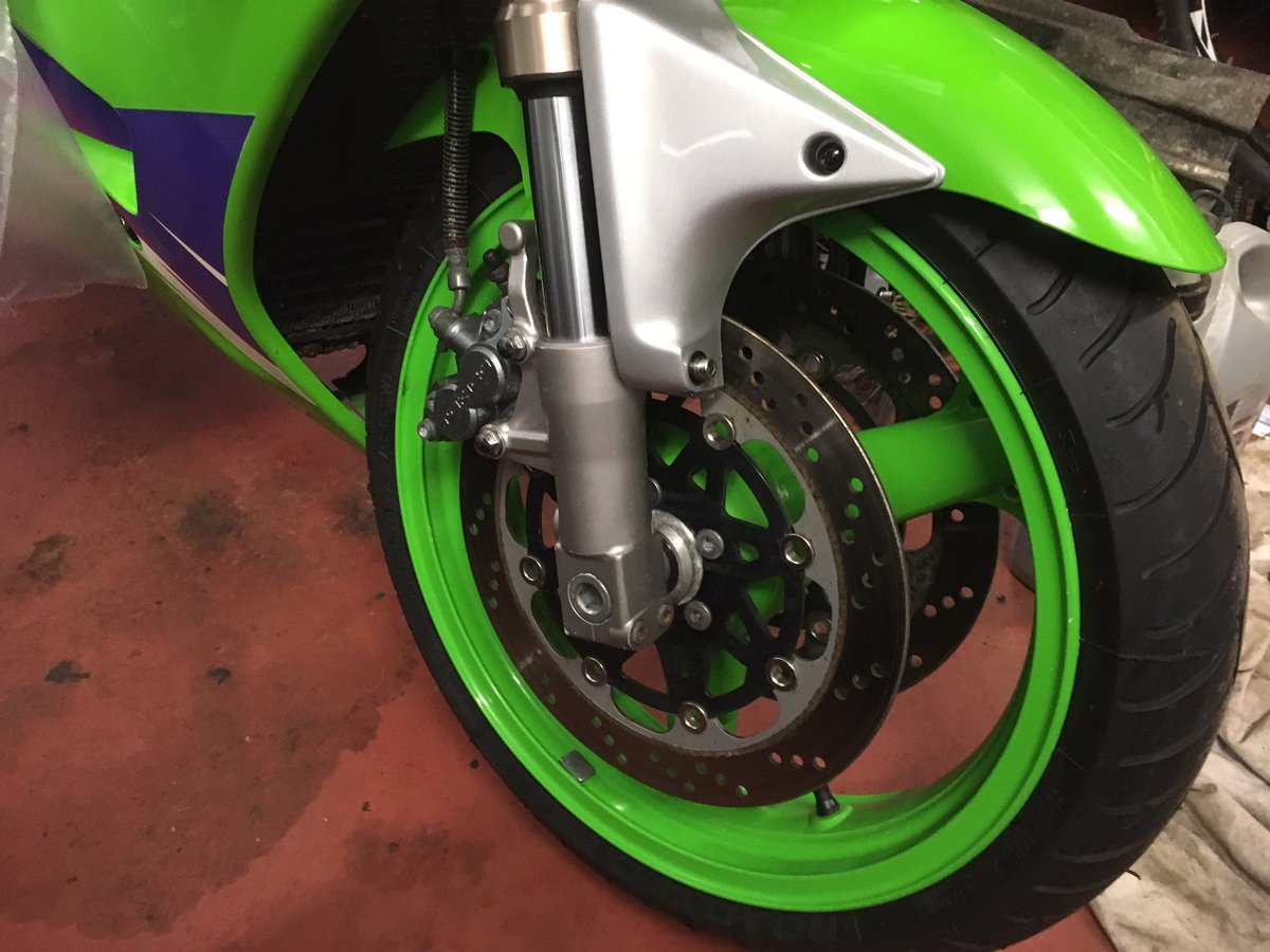 Peter_Townsend's tweet photo. Mmmmm, super green. #freshwheels #kawasaki #zxr #zxr400 https://t.co/LZGqKIkqyQ