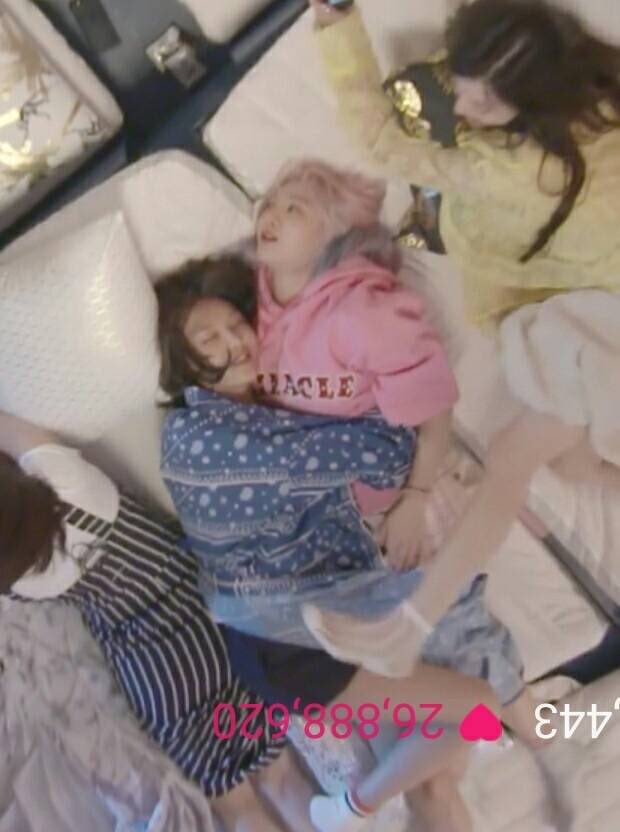 frinsypick's tweet photo. Sooyoung miss Hyoyeon so much!!! #SooHyo😢😭 https://t.co/C9OsvinAdm