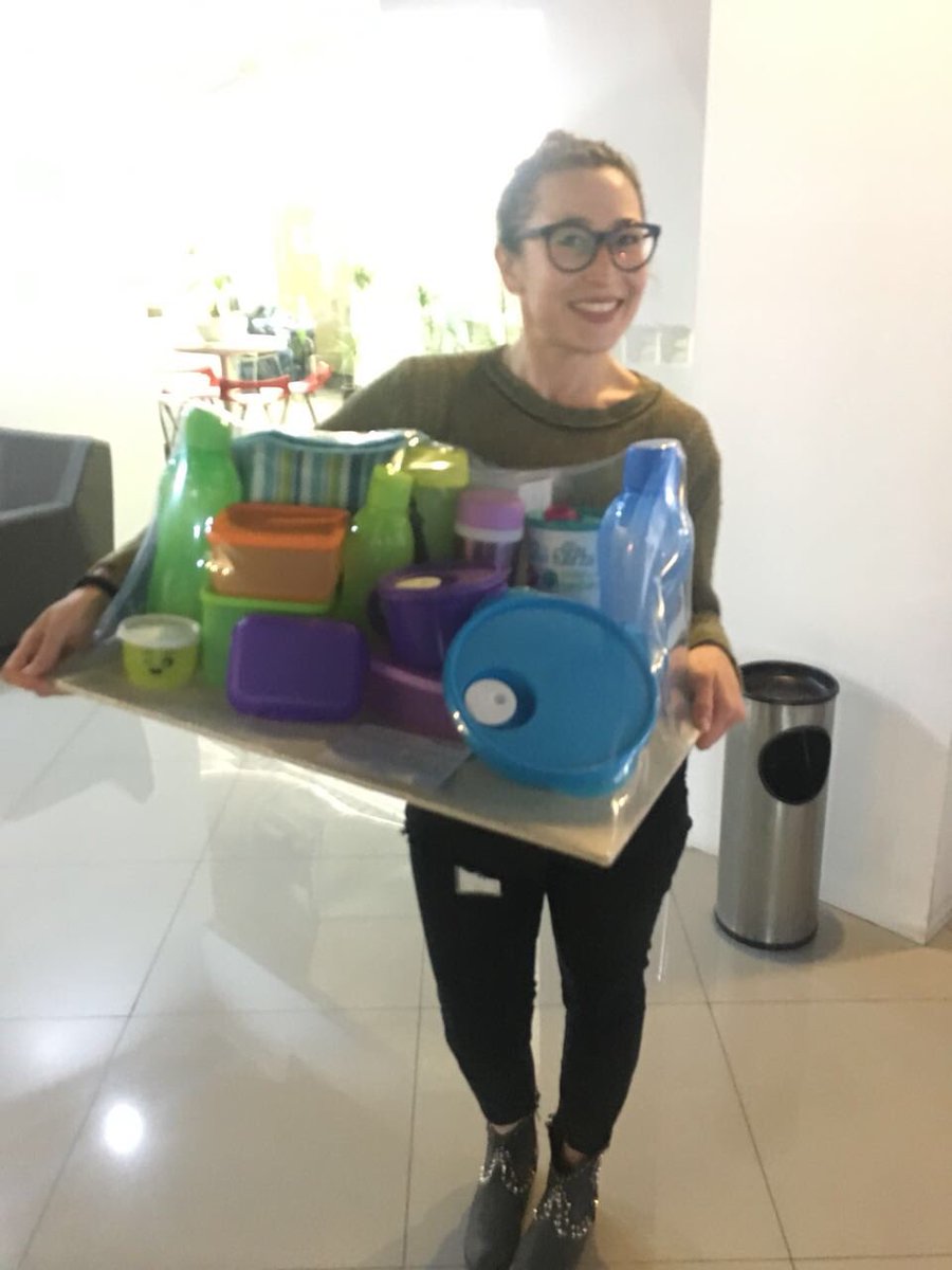 Revo_Mkt's tweet photo. Y todos los tupper que yo perdí, mi madre casi me corre de la casa y #Tupperware no me regalos ni las gracias ���️😭🤬
Fernanda Eduwiges, se convirtió en la Godínez más famosa por perder su tupper, su búsqueda se volvió en la burla y Tupperware  le regalo un kit de recipiente. 😱 https://t.co/SDUdWuKWEE