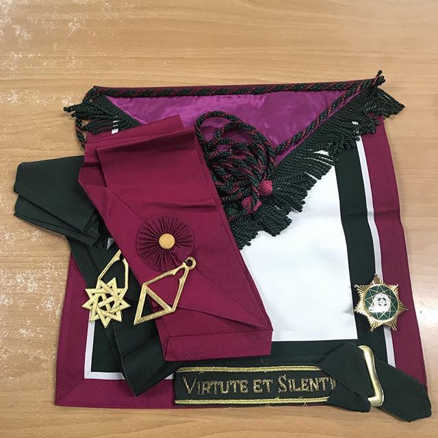 CraigKiddLTD's tweet photo. Royal Order of Scotland Masonic Regalia Complete set. Apron, Red Sash &amp; Jewel, Green Sash &amp; Jewel, Garter, RoS Broach. Worn three times. As New. https://t.co/wiWDURBIEs https://t.co/T7az5wUR8y