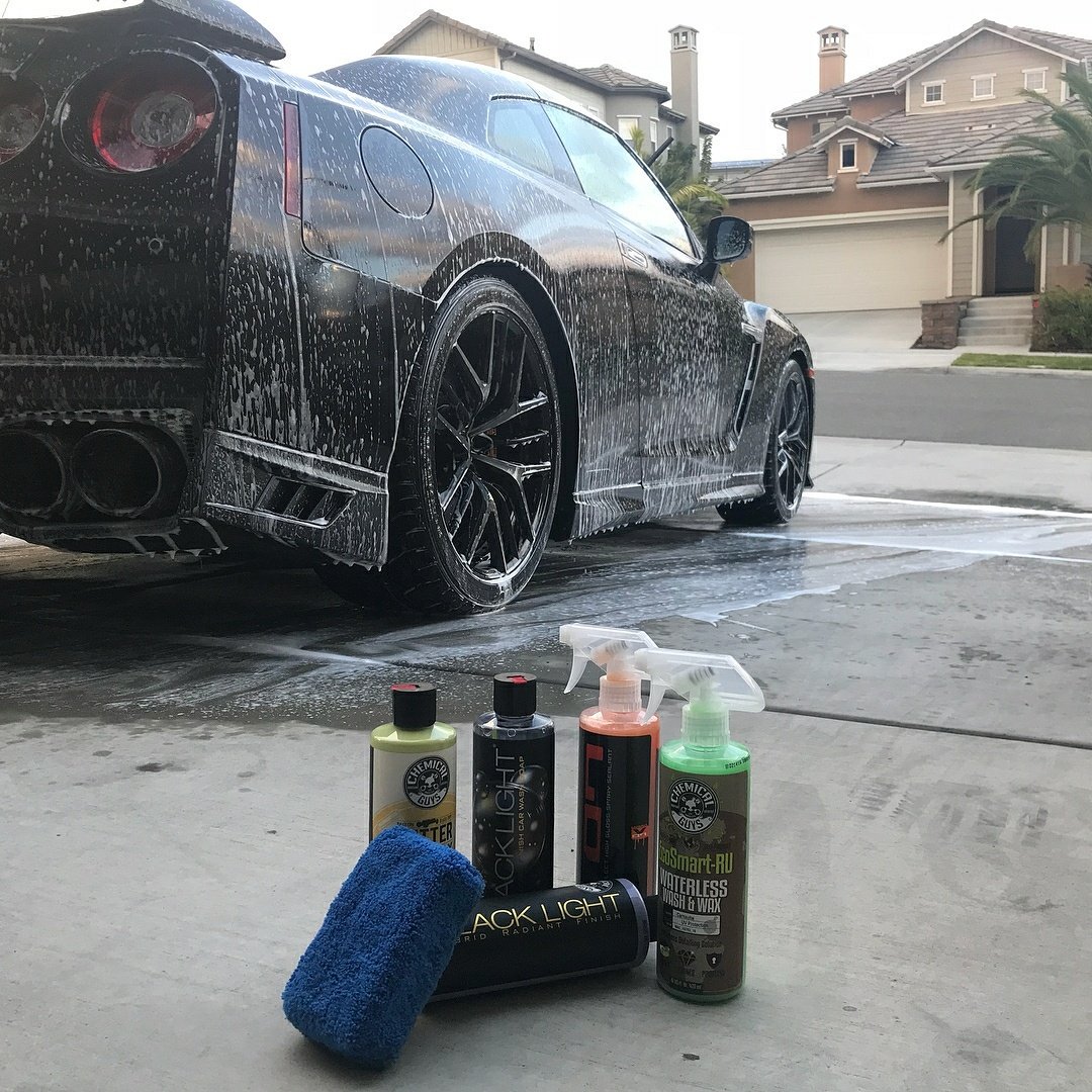 chemicalguys's tweet photo. This is my Chemical Guys Go-to shine arsenal from @kaiju_gt_r35 -  She all wet gett ng ready for the weekend!
.
.
.
What does your arsenal look like ?  #battalion30five #sdgtrs #amsperformance #greddyperformance #rayswheelsjapan #chemicalguys #detailgaragesandiego #2017gtr https://t.co/EAqzfEqjE6