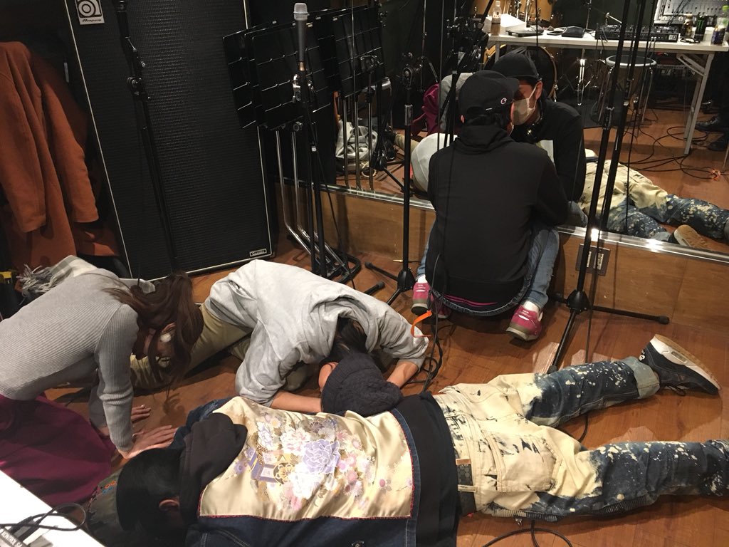worldclocks108's tweet photo. 今日はリハで集まりました！しかしメンバー全員この間のZeppライブから体力が回復しきらずお疲れの様子(笑) それでもリハはいい感じに進みました！！ 今日は○ーパンじゃないよ！ MC STARRING談(笑)  #WorldClocks #ワークロ https://t.co/yRUrfO1t5y