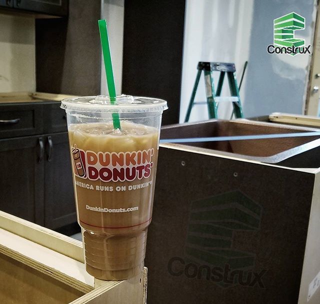 GoConstrux's tweet image. ☕ Winging it with whatever I have in the truck... #BrokenStraw #MismatchedBranding #ConstruxRunsOnDunkin #Topless #Cabinets #DunkinDonuts #Starbucks l bit.ly/2DBpkot