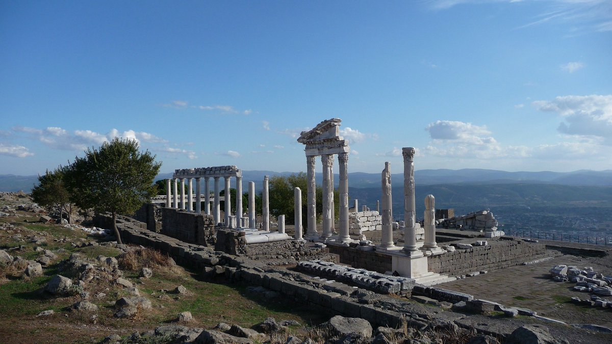 nka979's tweet photo. The Acropolis of Pergamon, modern Bergama 
 
The cultural &amp; religious heart of the ancient Kingdom of #Pergamon, Western Turkey 🏛️🇹🇷 https://t.co/Cz7pQuOiTK