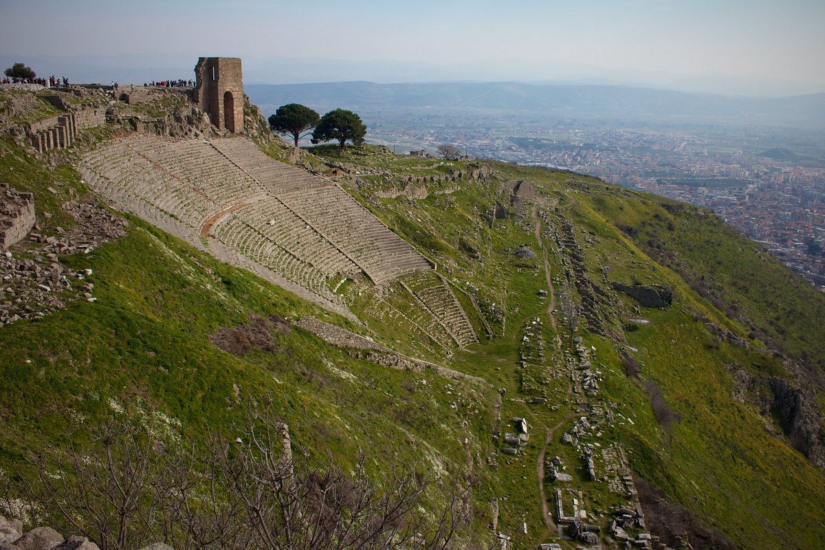 nka979's tweet photo. The Acropolis of Pergamon, modern Bergama 
 
The cultural &amp; religious heart of the ancient Kingdom of #Pergamon, Western Turkey 🏛️🇹🇷 https://t.co/Cz7pQuOiTK