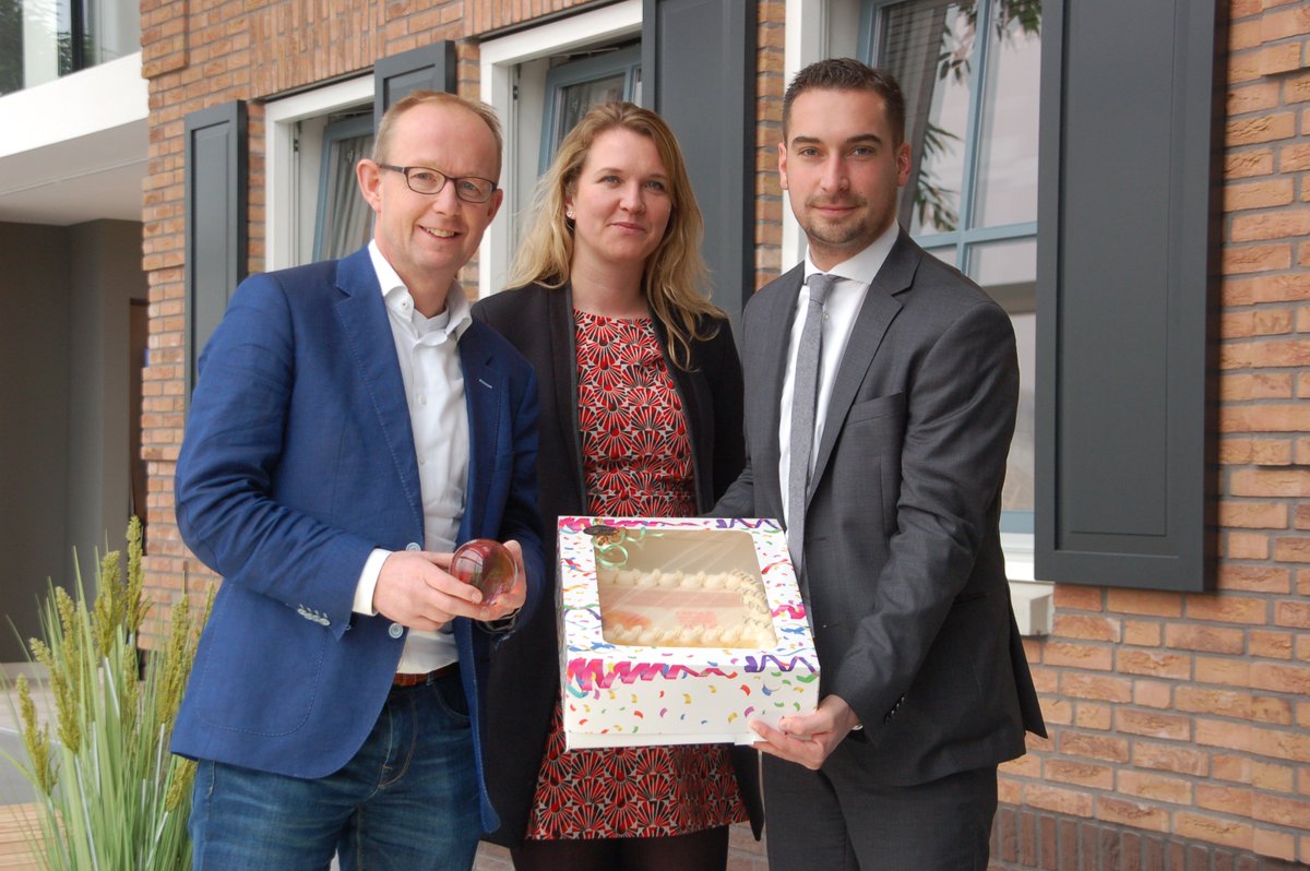 Ton van de Klok werd vanmiddag in <a href="/LIVwonen/">LIV | woonbeleving</a> verrast door de Stichting Familie Onderneming met de nominatie van KlokHolding voor de <a href="/FBAward/">FBAward 2018</a> en een taart om dit te vieren. goo.gl/cTgD25