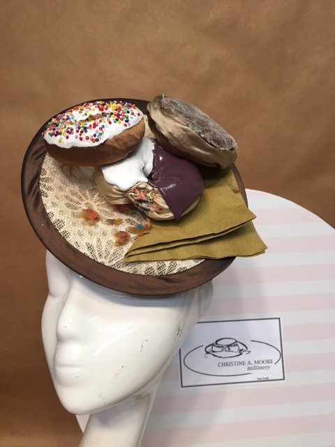 camhatsNYC's tweet photo. We love Lifestyle Projects so we did a Donut Fascinator because we knew it would be fun to tie in @PegasusWorldCup #GunRunner @Three_Chimneys @WinchellsDonuts #DessertCollection @ABRLive @TheMontiCarlo @BreedersCup @NTRA @GulfstreamPark Thanks @angieastevens1 @maddiesscoop https://t.co/vb9IP3Caij