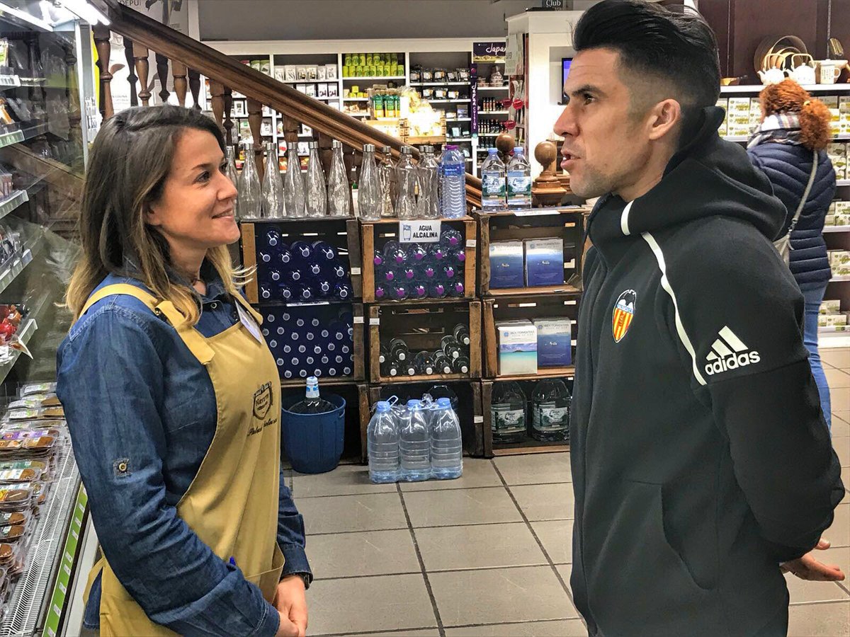 HNsaludnatural's tweet photo. ¡Visitas qué molan! 👍🏼✌🏼
El nutricionista del @valenciacf nos visita en #HNValencia y prepara la #CompraEco para el equipo ⚽️
Mañana el Valencia se enfrenta al Real Madrid y hay que recargar pilar de energía natural para darlo todo en el campo 💪🏼 https://t.co/iiC8vUsWRw