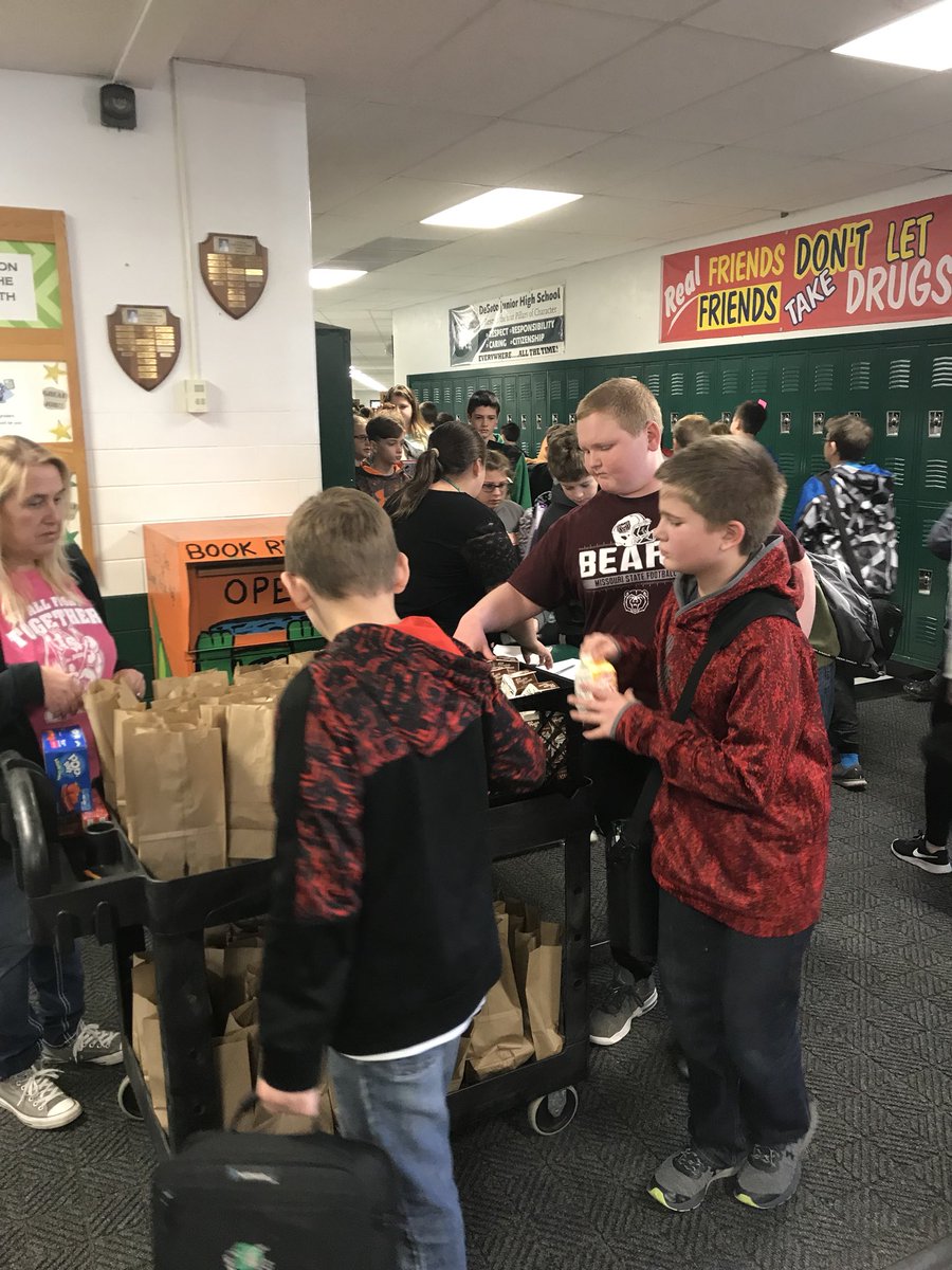 DeSotoJH's tweet photo. We ❤️Second Chance Breakfast!!! Thank you Chartwell’s and @DeSoto73! #djhslearn https://t.co/pQ14Oou2aP
