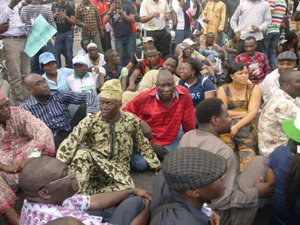 The_Jonathanian's tweet photo. Unfortunately, ambivalence, vacillation, political ambition &amp; relationship with a Buccaneer like Bola Tinubu undid him. They goaded him into promoting the stupid #OccupyNigeria and to lead protest against #FuelSubsidyRemoval.

#AvoidHim
#RedCard https://t.co/N3tt4g6WH5