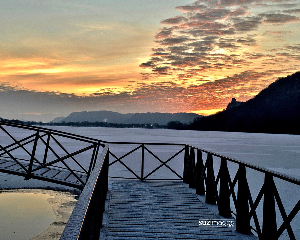 VisitWinona's tweet image. It's Fri-Yay and 40 degrees in #WinonaMN! This is winter perfection. Thanks @loechlersuz for kicking off the morning right😍 #SugarloafLove #sunrise