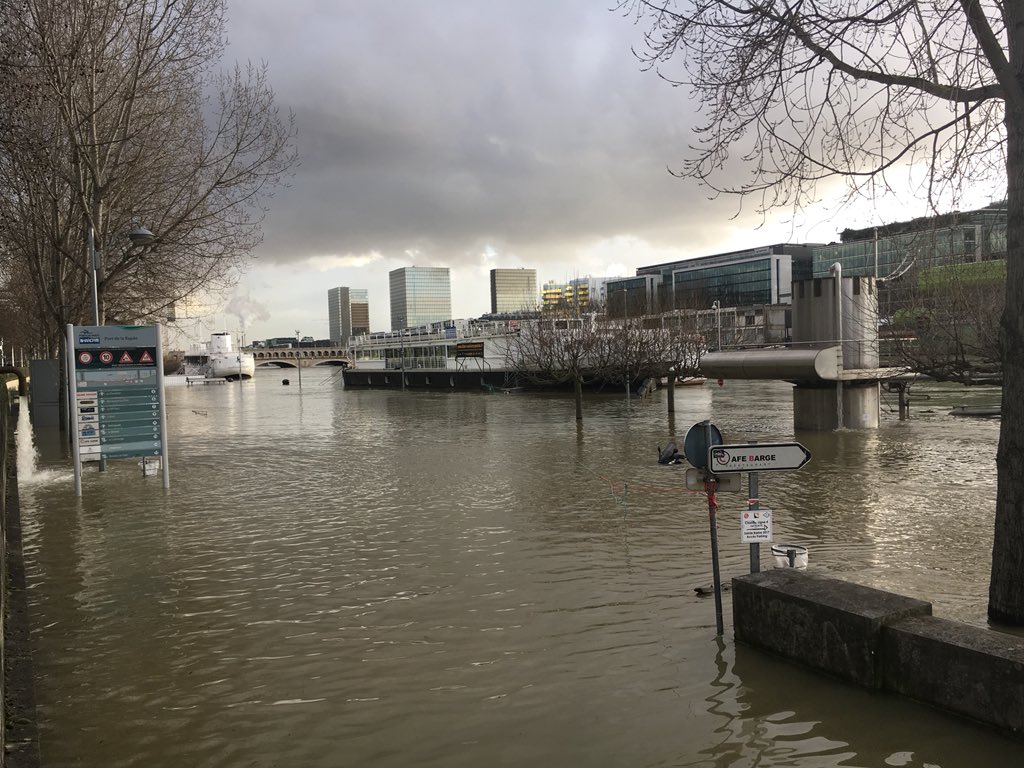 valentinwarnet's tweet photo. #Flood #Paris #austerlitz https://t.co/85FNBSCABc