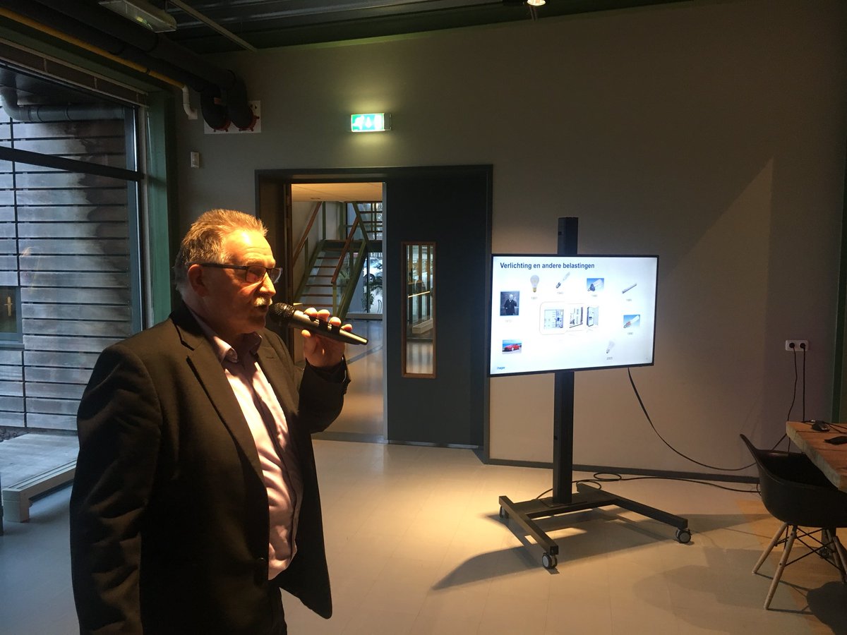 HARWIGBV's tweet photo. #vrijmibo bij #harwig @Hager_NL te gast en verteld over piekbelasting bij inschakelen #led #kennis combineren met het aangename #techniek #emmen https://t.co/CSLo4WHsSP