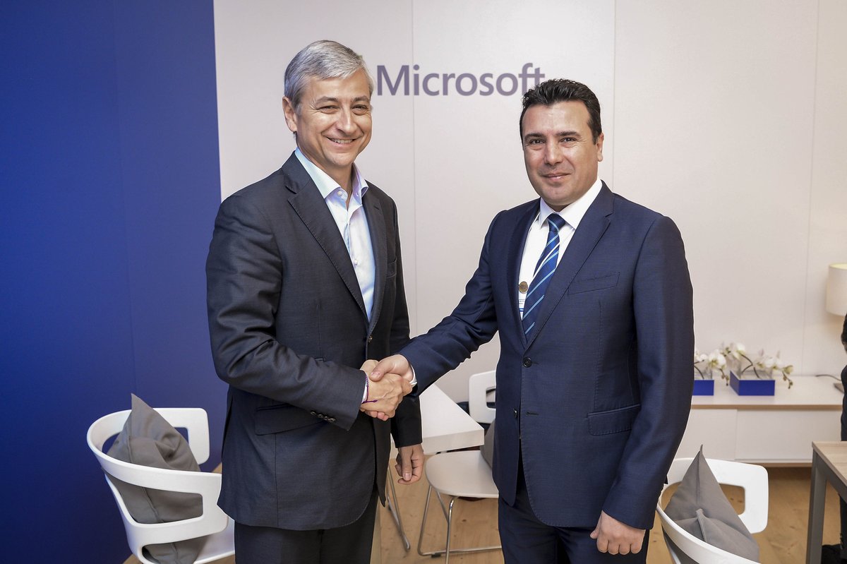 Zoran_Zaev's tweet photo. На средбата со Жан-Филип Куртуа, извршниот потпретседател и претседател на Мајкрософт Глобални продажби, маркетинг и операции разговаравме за потенцијалите за соработка во делот на информатичка технологија, ИТ услугите и платформите за размена на знаења и искуства. #WEB18 #Davos https://t.co/YR2VRQzMcH
