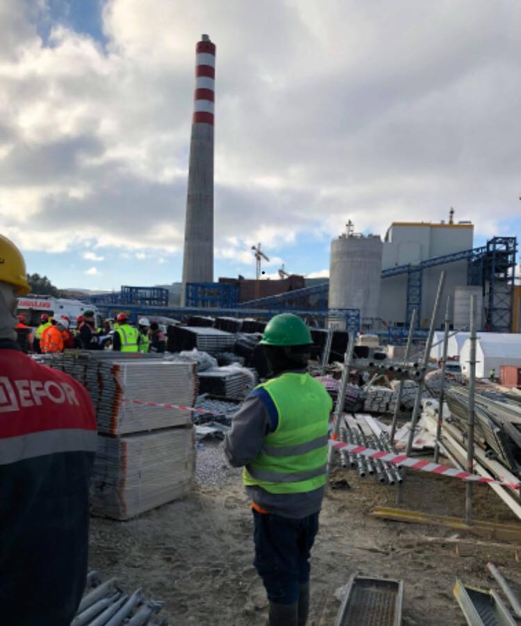 Soma’da Kolin Termik Santrali’nin inşaatında taşeron Anatek’te çalışan iki işçi ısınmaya çalışırken üzerlerine iskele borusu devrildi. Bir işçi yaşamını yitirdi, diğer işçinin ise bacakları kırıldı. İş durdurulmadı / Sendika.Org