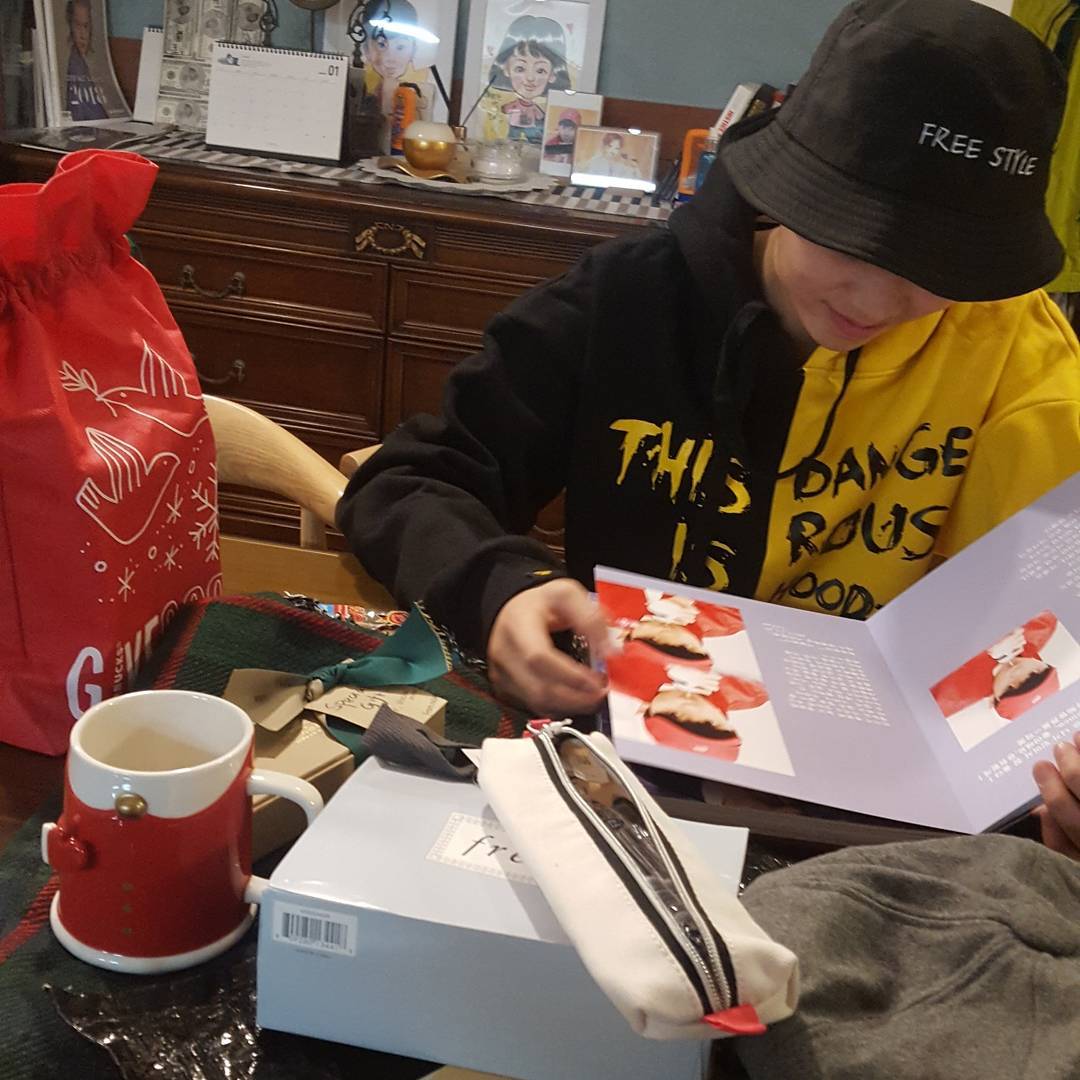 JoWooChanPH's tweet photo. [IG UPDATE] jowoochan_santa (2)

..... 몇달에 거쳐 준비했을지 정성이 느껴집니다. 선물받은 노트에 이 모든 감동이 멋진 가사가 되어 우찬이의 마음에 기록되길 바랍니다. CN팬클럽 여러분께 깊은 감사를 드립니다.😢😘📬🎁✉  ....

https://t.co/9mmZiQ71RU

#JoWoochan #SMTM6 #조우찬 #CUBE https://t.co/BgzaWp4vCD