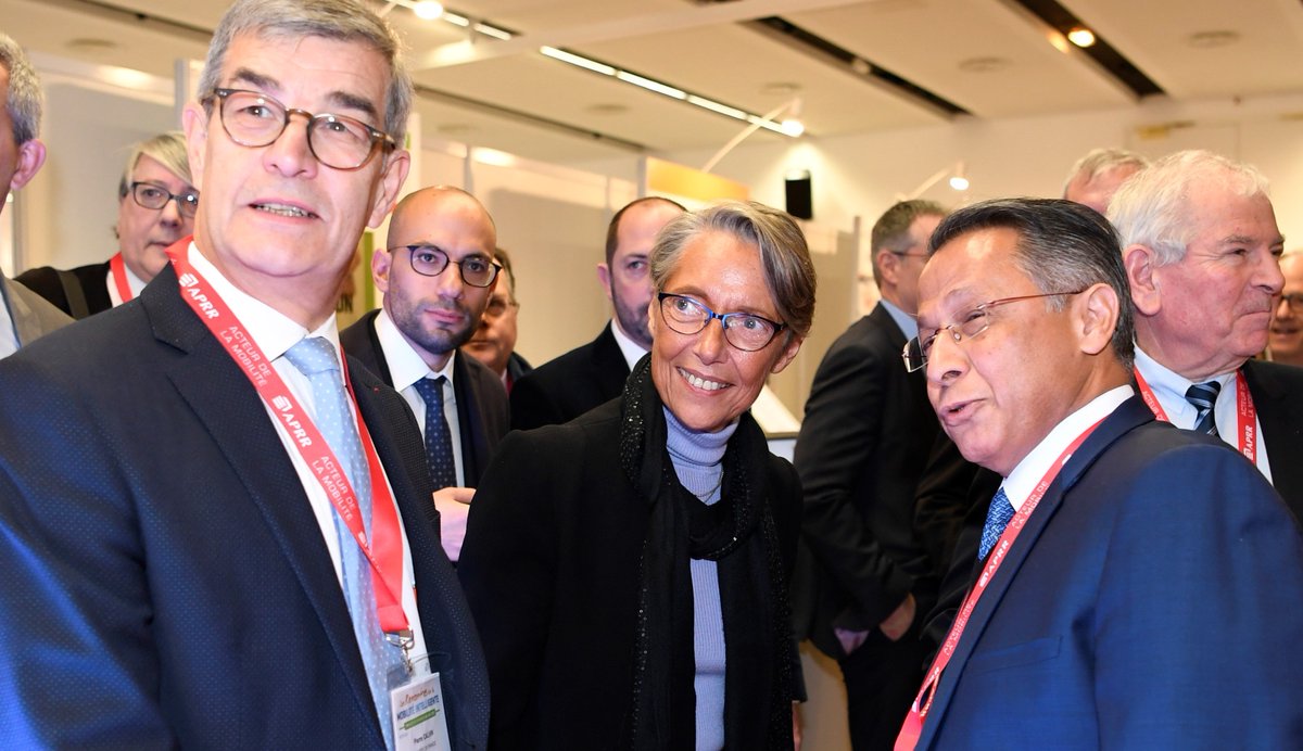 ISOSIGN_SA's tweet photo. Elisabeth BORNE Ministre chargée des Transports, Aly ADHAM Président d'ISOSIGN et Président du SER (Syndicat des Equipements de la Route), Pierre CALVIN Président de Routes de France et François MALBRUNOT, se sont retrouvés sur le stand ISODIGIT au salon de l'ATEC. https://t.co/vd3wcDVenQ