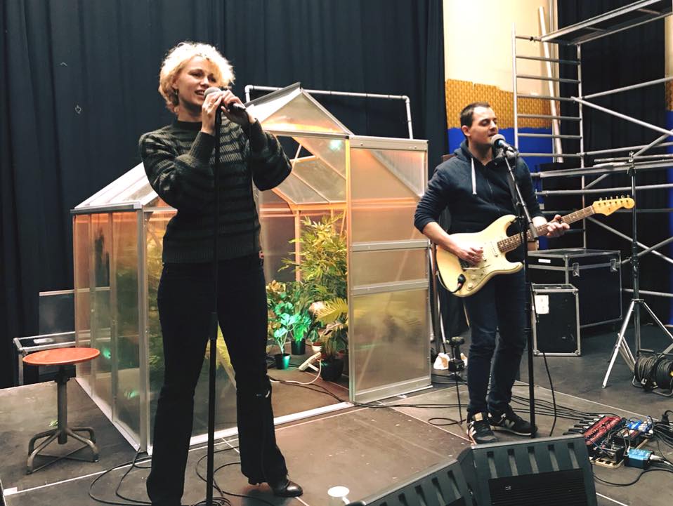 VerdrietvdZZ_22's tweet image. Wij repeteren voor onze preview morgen tijdens de opening van @LF2018 in Leeuwarden! Met @MaartjeWetering en Erik Van der Horst. Je vindt ons tussen 19-21 vlakbij de Mercuriusfontein. Tot morgen!