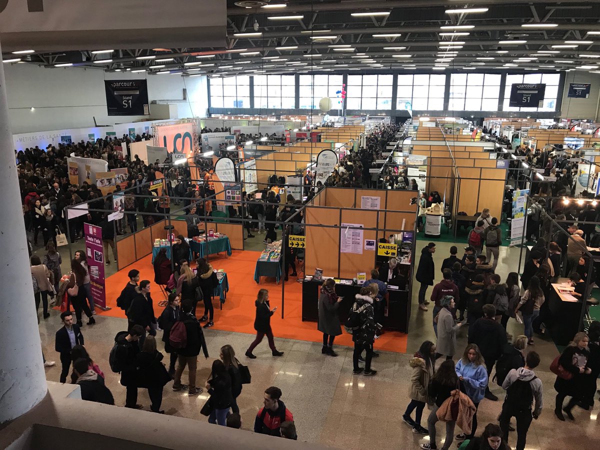 ginif03's tweet photo. Un peu de monde à @InfosupAuvergne hier, ainsi qu’à la table ronde journalisme et communication... Accueil des futurs communicants et journalistes : mission accomplie...  On espère qu’ils ont entendu notre appel à l’enthousiasme et à la motivation :) #infosup https://t.co/sDKsUced1S