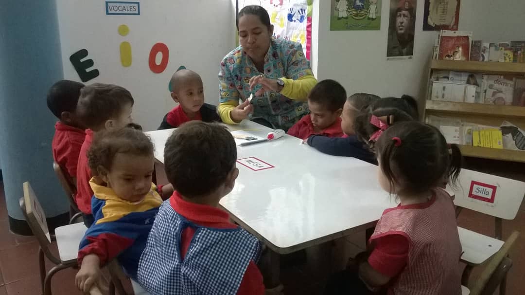 CE_FERMINTORO's tweet photo. Los y las niñas de maternal, realizan actividades con sus maestras para reconocer el cuerpo humano. #ceftmaternal https://t.co/6EcPnYaLAn
