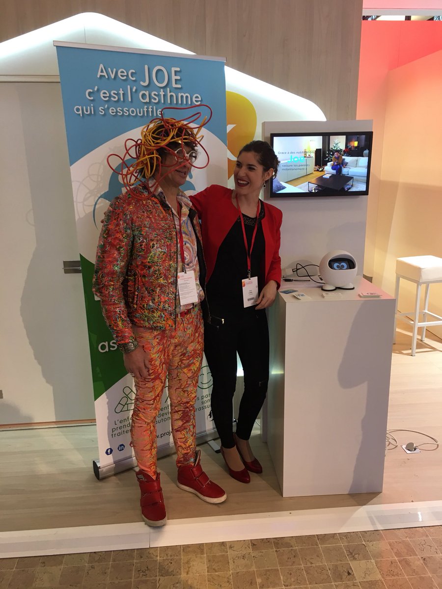 ludocare's tweet photo. JOE est un robot connecté et ludique c’est donc naturellement qu’il a fait la rencontre de l’homme le plus connecté et divertissant du congrès 😄 #CPLF2018
.
.
#Innovation #Santé #Robot #GSK #ProjetJoe #Ludocare #Congrès #Pneumologie #Lyon https://t.co/GhUzjBqhUF