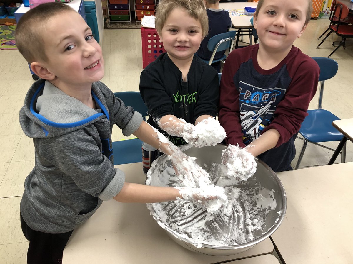 loriwarren74's tweet photo. Mrs. Warren’s class making and playing with snow ❄️❄️ https://t.co/TDermo2Txg