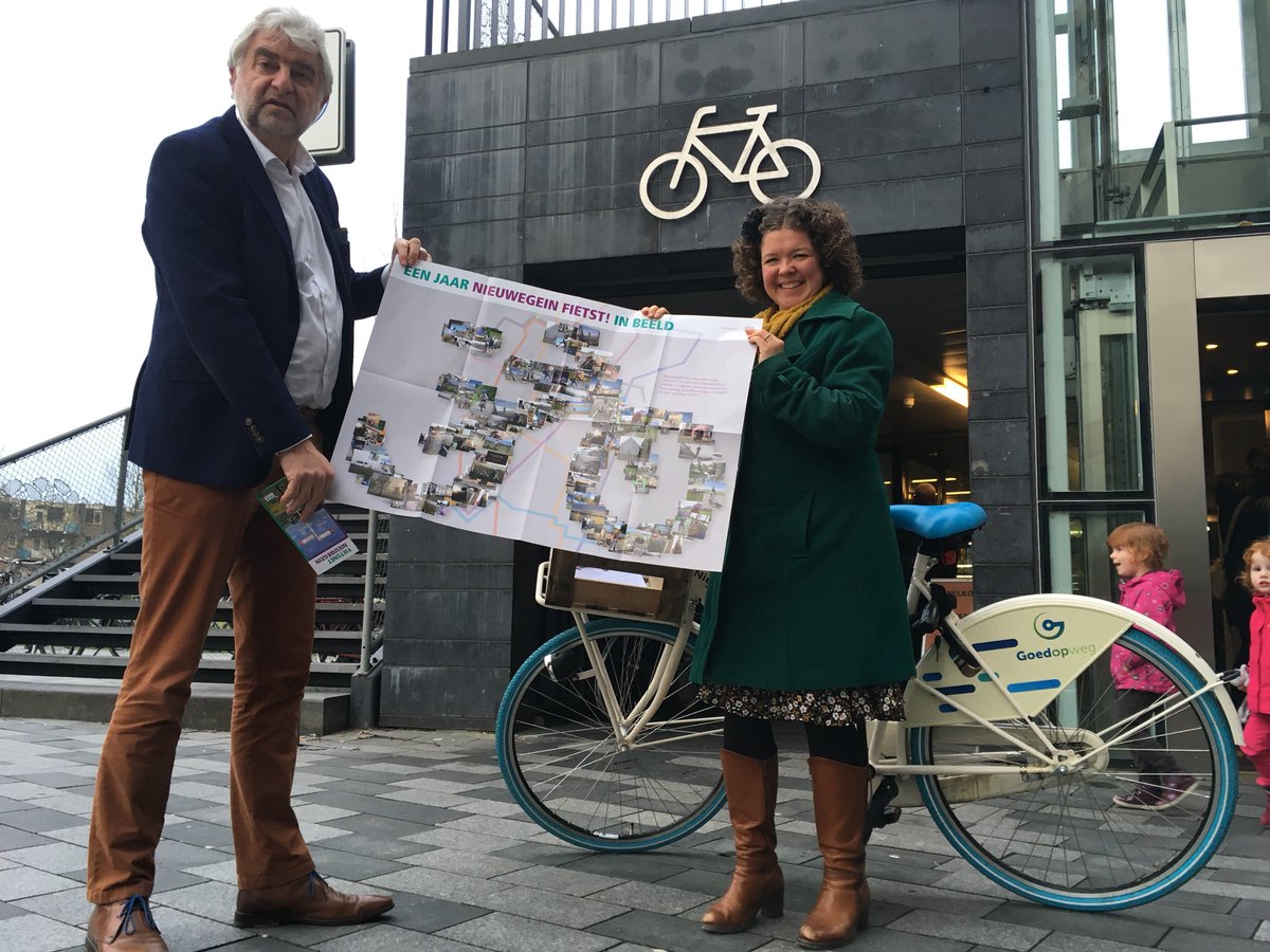 Ngeinfietst's tweet photo. Fietsambassadeur @MariekeSD ontvangt 1e exemplaar fietsinfopakket van wethouder @peter_snoeren #trots @Gem_Nieuwegein @GoedopwegNL https://t.co/Pjn18a379e
